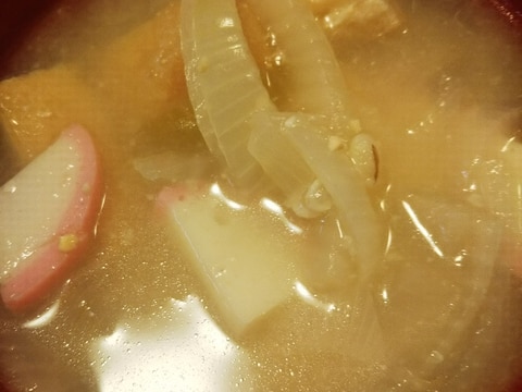 かまぼこと油揚げと玉ねぎの味噌汁